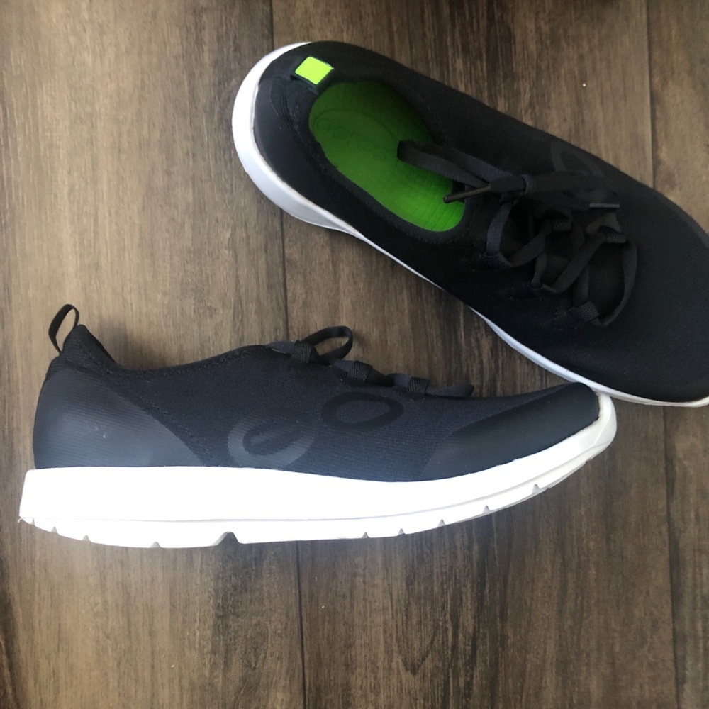New! OOFOS Women’s Black and White Sneakers